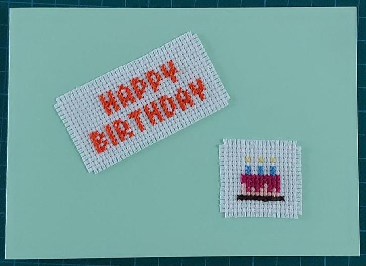 kaart met geborduurd taartje en 'happy birthday' (1670), Hobby en Vrije tijd, Kaarten | Zelfgemaakt, Nieuw, Overige thema's, Ophalen of Verzenden