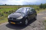 Fraaie + leuke Peugeot 206 XS 1.4i-16v 90pk 2004 recente APK, Auto's, Peugeot, 1360 cc, Zwart, 4 cilinders, Zwart