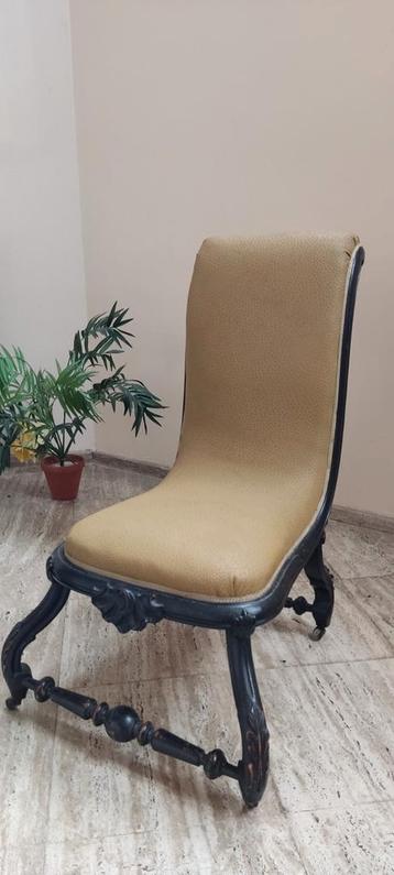 Antieke stoel/ fauteuil met leer.  beschikbaar voor biedingen