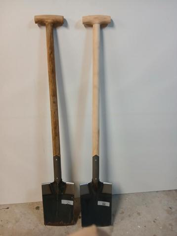 2 Spades met houten steel - 18cm breed, 116cm lang beschikbaar voor biedingen