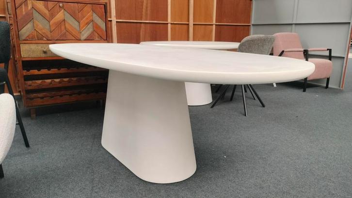 Cement MDF tafel Narvik ovaal 220cm en rond 130cm., Huis en Inrichting, Tafels | Eettafels, Zo goed als nieuw, 100 tot 150 cm