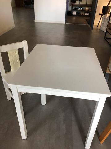 Kindertafel met Stoeltje beschikbaar voor biedingen