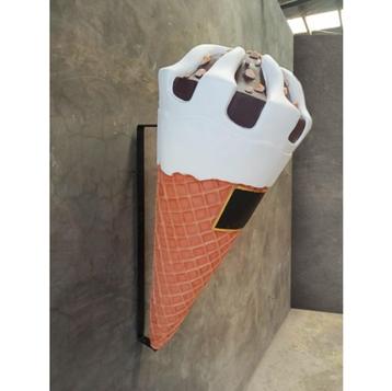 ICE CREAM HANGING – Cornetto Hoogte 100 cm Inclusief beugel beschikbaar voor biedingen