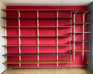Houten panelen en metalen plankdragers voor planken beschikbaar voor biedingen