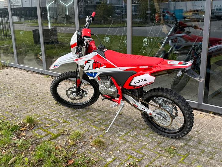 Apollo thunder 300CC 4 Takt 27 Km, Fietsen en Brommers, Brommers | Crossbrommers, Zo goed als nieuw, Overige merken, Ophalen of Verzenden