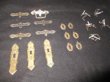 vintage Kast beslag sierlijke sleutelplaatjes ladegrepen beschikbaar voor biedingen