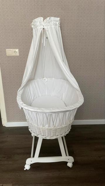 Baby wieg rotan beschikbaar voor biedingen