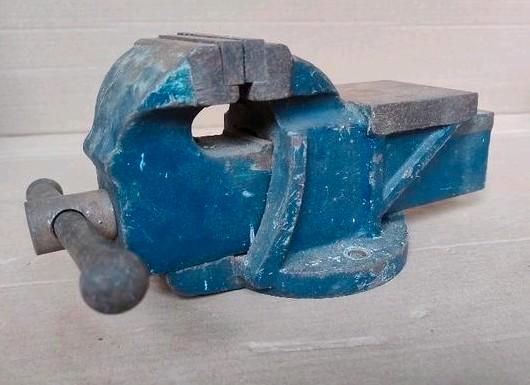 Stevige oude bankschroef 5,4 kilo met aambeeld, Doe-het-zelf en Verbouw, Werkbanken, Gebruikt, Minder dan 70 cm, Bankschroef, Ophalen of Verzenden