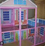 Barbie poppenhuis met poppen en paarden, Ophalen of Verzenden, Gebruikt, Poppenhuis