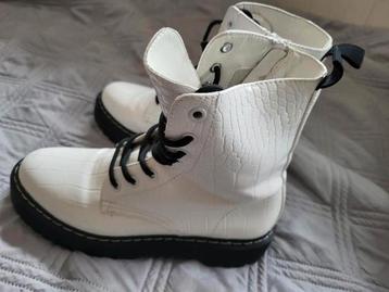Hoge schoenen maat 39. Kleur wit. beschikbaar voor biedingen