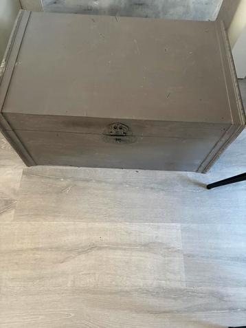 Houten dekenkist beschikbaar voor biedingen