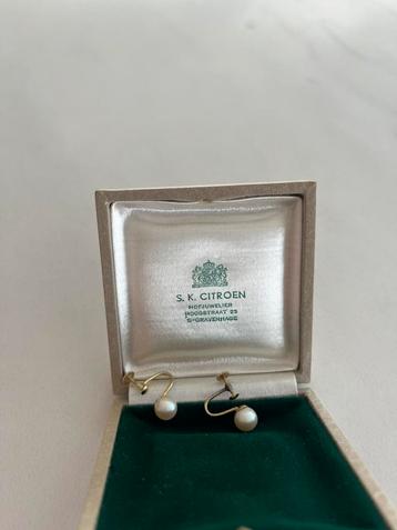 Gouden oorstekers met echte parels beschikbaar voor biedingen