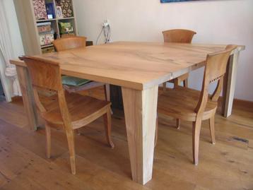 Unieke handgemaakte massief houten eettafel met stoelen beschikbaar voor biedingen