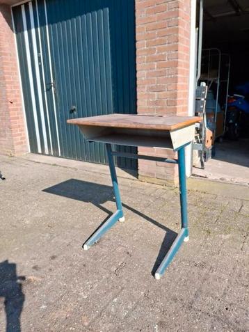 Uniek nostalgisch schoolbankje beschikbaar voor biedingen
