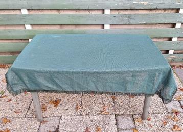 Groene kunststoffen tuintafel + 4 stoelen + tafelkleed beschikbaar voor biedingen