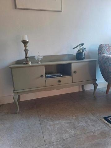 Leuk ( tv) kastje, dressoir gerestyled met meubelverf. beschikbaar voor biedingen