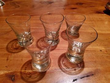 Oude borrel glaasjes beschikbaar voor biedingen