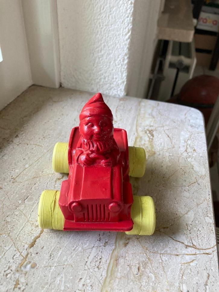 Kabouter in vinyl auto | rood geel | Vintage '70 | Disney, Verzamelen, Speelgoed, Zo goed als nieuw, Ophalen of Verzenden