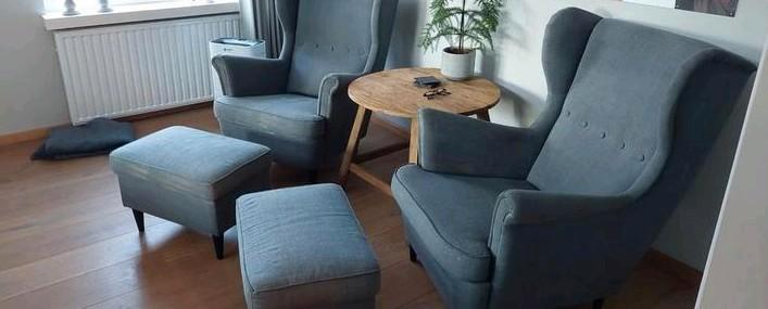 2 Ikea strandmon  fauteuils met voetenbankjes, Huis en Inrichting, Fauteuils, Gebruikt, 50 tot 75 cm, 75 tot 100 cm, Ophalen