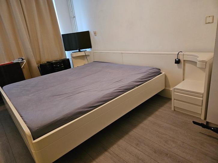 Stevige tweepersoonsbed met meubel, Huis en Inrichting, Slaapkamer | Bedden, Gebruikt, Tweepersoons, 180 cm, 210 cm, Hout, Beige