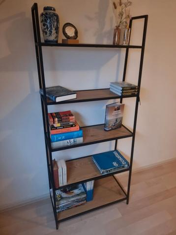 Moderne kast. Zgan beschikbaar voor biedingen