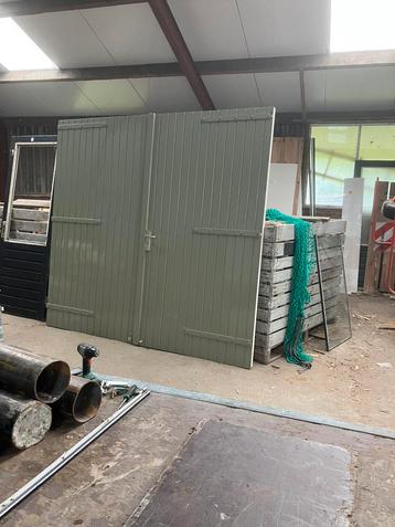 Prachtig dubbel garage deur beschikbaar voor biedingen