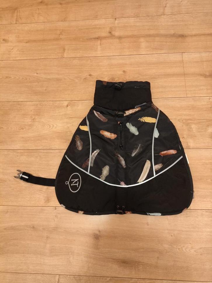 Nomad Tales Bloom Hondenjas Midnight, Dieren en Toebehoren, Hondenkleding, Zo goed als nieuw, Hondenjas, Ophalen of Verzenden