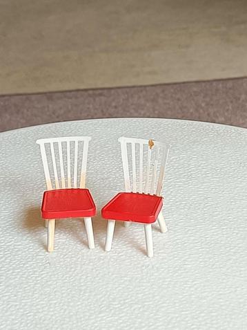 2 vintage poppenhuis stoeltjes  beschikbaar voor biedingen