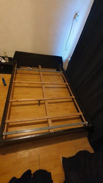 Compleet bedframe met 2 nachtkastjes – GRATIS AF TE HALEN