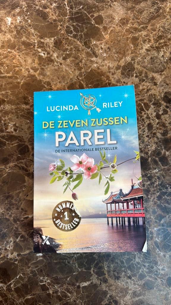 Lucinda Riley - Parel, Boeken, Literatuur, Zo goed als nieuw, Nederland, Ophalen of Verzenden