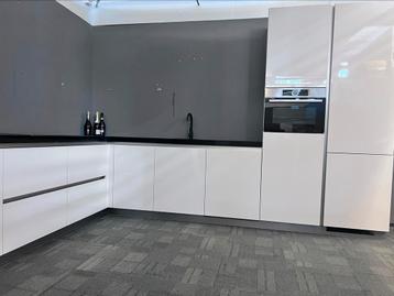 Zeer mooie recente witte hoogglans keuken. beschikbaar voor biedingen