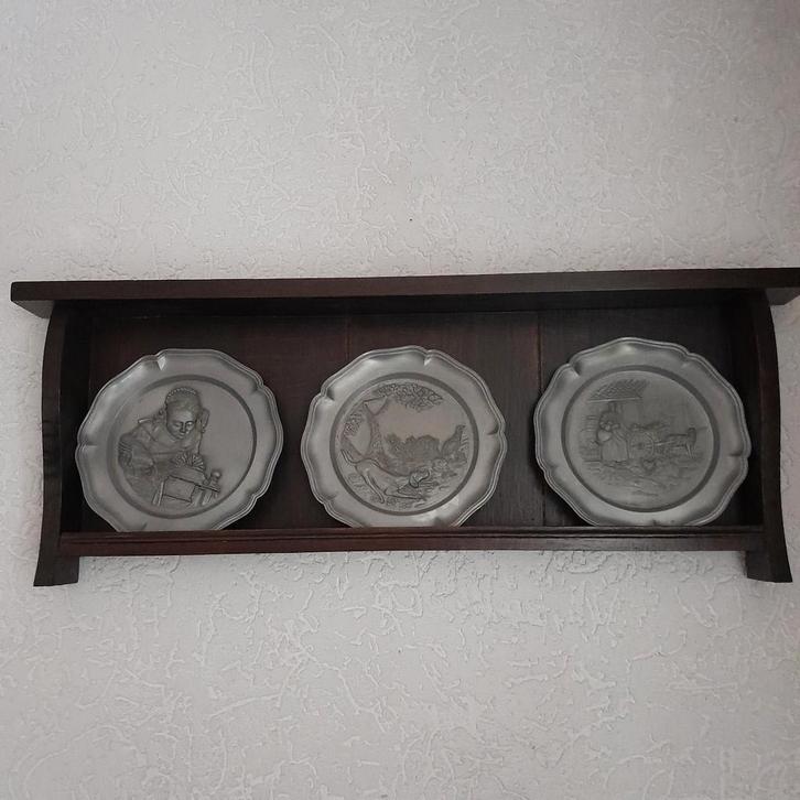 3 Tinnen Bordjes op Houten Wandrek, Antiek en Kunst, Antiek | Tin, Ophalen