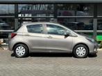 Toyota Yaris 1.0 VVT-i Aspiration Airco Camera NAP APK !, Voorwielaandrijving, Stof, Gebruikt, Bruin