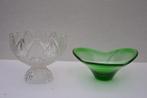 2 vintage glazen schalen, 1 van groen glas asymmetrisch + 1, Ophalen of Verzenden