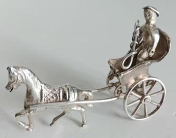 Zilveren miniatuurtje paardje met koetsje beschikbaar voor biedingen