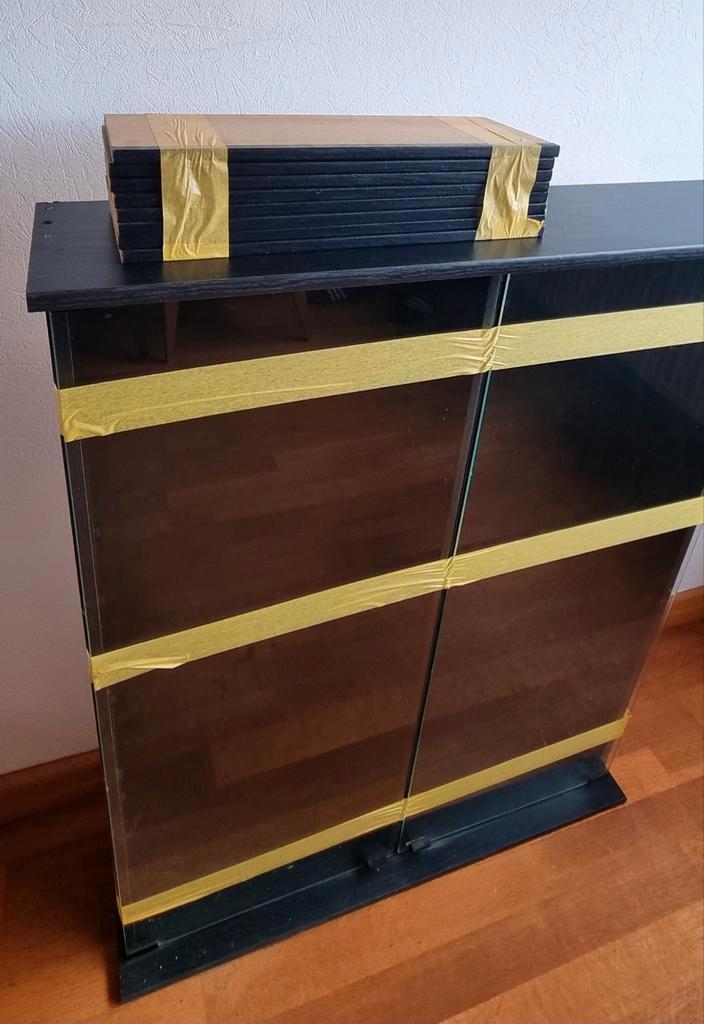 Wandvitrine met glazen deuren, Huis en Inrichting, Kasten | Vitrinekasten, 100 tot 150 cm, Minder dan 25 cm, Met plank(en), Ophalen