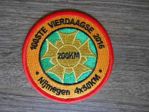 100ste vierdaagse badge 2016 4 x 50 km, Verzamelen, Militaria | Algemeen, Overige soorten, Embleem of Badge, Nederland, Ophalen of Verzenden