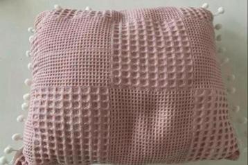 Roze Kussen met Pompons beschikbaar voor biedingen