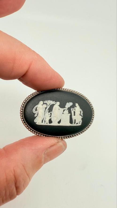 Mooie gave oude zilveren broche: zwarte Wedgwood., Sieraden, Tassen en Uiterlijk, Antieke sieraden, Broche, Zilver, Ophalen of Verzenden