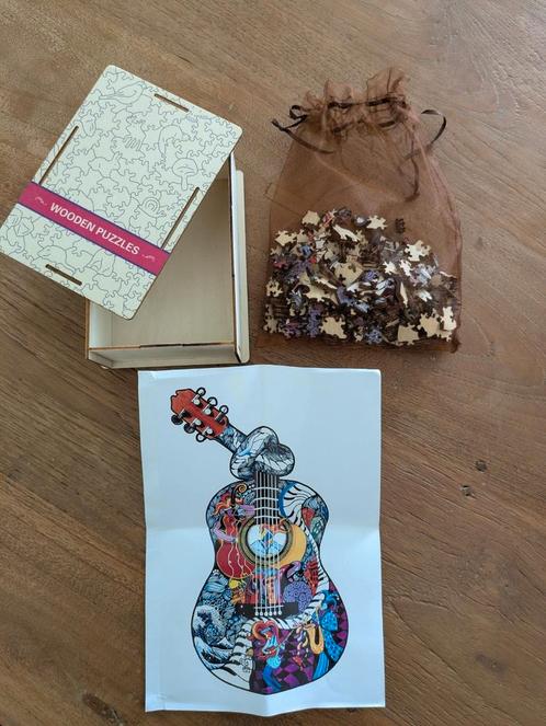Houten puzzel - gitaar (met figuurtjes), Hobby en Vrije tijd, Denksport en Puzzels, Zo goed als nieuw, Legpuzzel, Minder dan 500 stukjes
