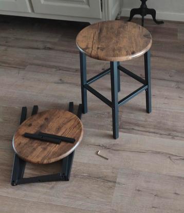 2 als nieuwe krukjes hout/metaal beschikbaar voor biedingen