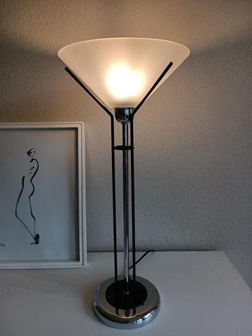 Vintage tafellamp in Memphis stijl beschikbaar voor biedingen