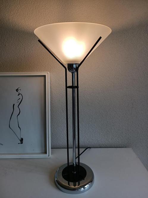 Vintage tafellamp in Memphis stijl, Huis en Inrichting, Lampen | Tafellampen, Zo goed als nieuw, 50 tot 75 cm, Glas, Kunststof
