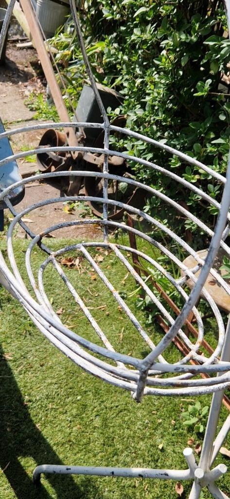 Bloemenmand op smeedijzeren hangbeugel/staander (brocante), Tuin en Terras, Tuinwanddecoratie, Gebruikt, Ophalen