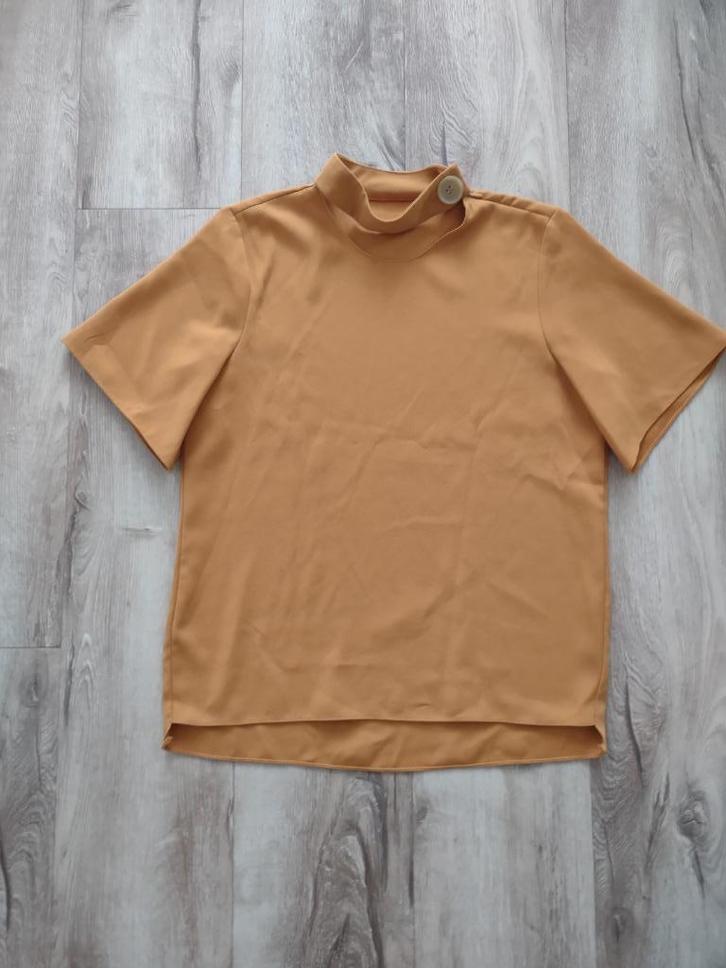 Bijzondere okergele top met band om de nek, maat L. Top geel, Kleding | Dames, Tops, Zo goed als nieuw, Maat 42/44 (L), Geel, Korte mouw
