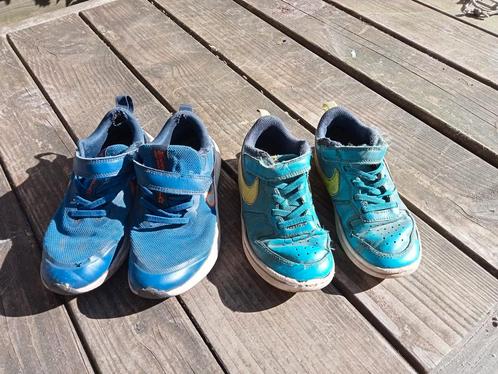 Gratis ophalen 2x Nike 31 en 33 veelgebruikt, Kinderen en Baby's, Kinderkleding | Schoenen en Sokken, Gebruikt, Schoenen, Ophalen