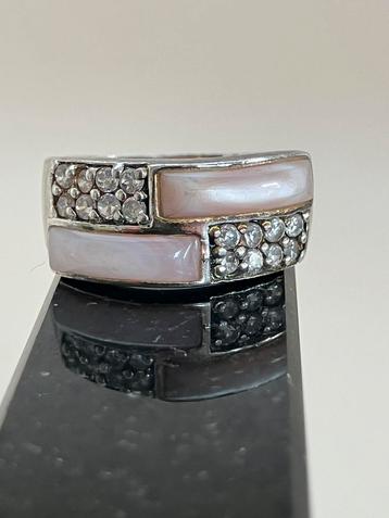 Feestelijke zilveren ring beschikbaar voor biedingen