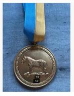 Medaille 1973 Paarden aan lint geel blauw, Ophalen of Verzenden, Overige materialen, Buitenland