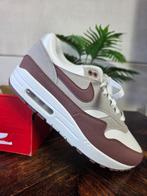 Nike Air Max 1 Smokey Mauve maat 41, Kleding | Dames, Bruin, Nike, Nieuw, Ophalen of Verzenden