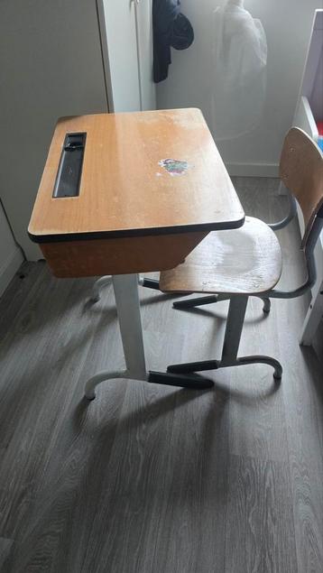Vintage lessenaar met stoel beschikbaar voor biedingen
